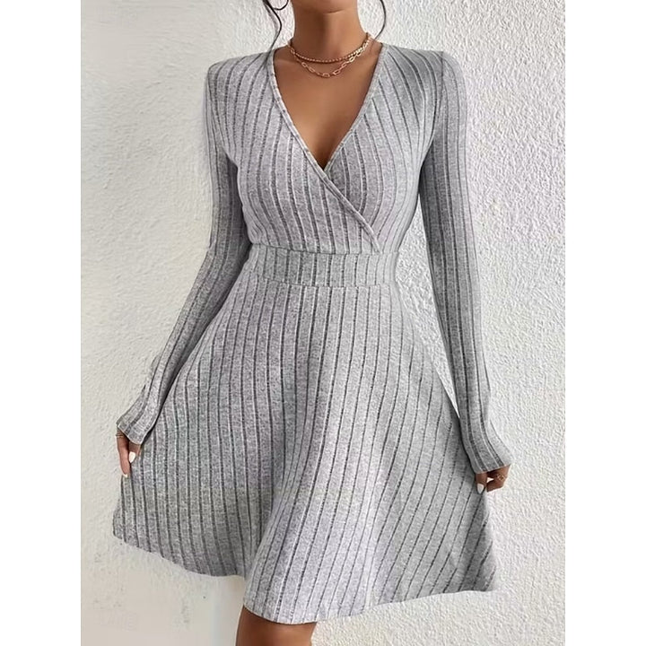 Rippstrick Wickelkleid fürs Büro – Grau