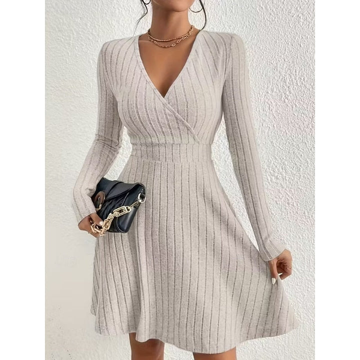 Rippstrick Wickelkleid fürs Büro – Creme