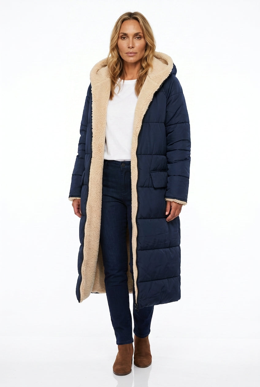 Langer Steppmantel mit Fellkapuze – Blau