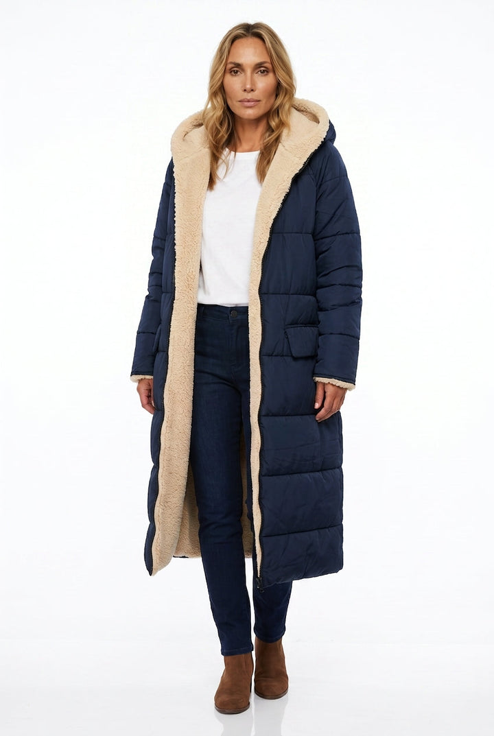 Langer Steppmantel mit Fellkapuze – Blau