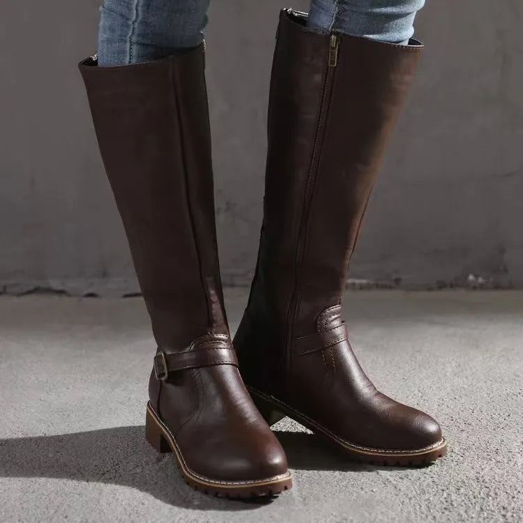 Kniehohe Stiefel mit Schnalle und Blockabsatz